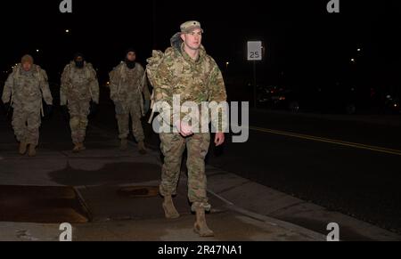 STATI UNITI Josh Bowers, un soldato assegnato al 2nd Battaglione, 34th reggimento armato, 1st squadra di combattimento delle Brigate armate, 1st divisione fanteria, conduce una marcia di prima mattina con alcuni dei suoi coetanei come parte della sua routine di addestramento per la preparazione fisica, 19 gennaio 2023, Vicino al centro fitness Whitside su Fort Riley, Kansas. La preparazione fisica prepara soldati e unità per le esigenze fisiche di qualsiasi missione che possono intraprendere ed è essenziale per il successo di qualsiasi unità. Foto Stock