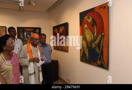 India. 26th maggio, 2023. Scultore Padma Bhushan RAM Sutar (C) che ha realizzato la Statua dell'unità (la statua più alta del mondo) Il dipinto è stato visto insieme al Cancelliere dell'Università di Mewar Dr. Ashok Kumar Gadiya (R) e al Direttore Generale dell'Arte e della Cultura Dr. Chitralekha Singh (L) in una mostra di pittura di gruppo organizzata dalla Mewar Art Gallery. (Foto di Ranjan Basu/Pacific Press) Credit: Pacific Press Media Production Corp./Alamy Live News Foto Stock