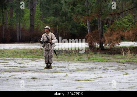 NEGLI STATI UNITI Marine Corps Recruit da Hotel Company, 2nd reclutamento addestramento battaglione, si trova da solo durante il corso di navigazione terrestre su Marine Corps Recruit Depot Parris Island, South Carolina, 28 marzo 2023. Durante il corso, le reclute hanno dovuto navigare in vari punti di una mappa utilizzando una bussola. Foto Stock