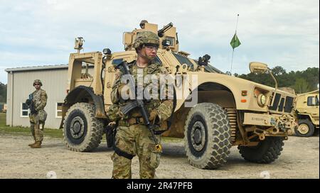 STATI UNITI Soldati della guardia nazionale dell'esercito con la 132nd Military Police Company, 59th Troop Command, South Carolina National Guard, condurre il movimento tattico con illustri visitatori degli Stati Uniti Esercito Brig. Il generale David Jenkins, assistente generale, la Guardia Nazionale del South Carolina e gli Stati Uniti Esercito Brig. Il generale Robin Stilwell, direttore della Guardia Nazionale del South Carolina, per fornire scorta di sicurezza alla Forward Operating base Palmetto da istruire presso il centro operativo tattico per “Operation Guardian Spring”, un esercizio sul campo che coinvolge più comandi della Guardia Nazionale del South Carolina Army e. Foto Stock