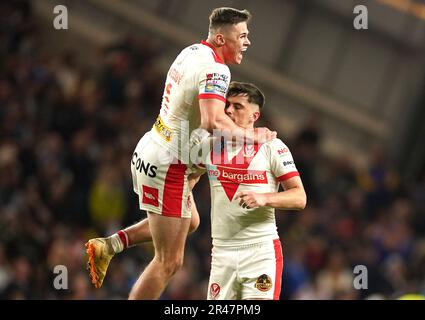 Lewis Dodd (a destra) di St Helens celebra il punteggio di un gol di lancio per vincere la partita con il compagno di squadra Jack Welsby durante la partita della Betfred Super League all'Headingley Stadium, Leeds. Data immagine: Venerdì 26 maggio 2023. Foto Stock