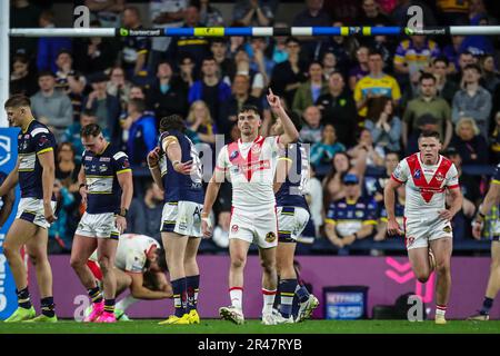 Lewis Dodd #7 di St Helens celebra il suo calcio d'oro e vince il gioco per St Helens durante il Betfred Super League Round 13 match Leeds Rhinos vs St Helens allo Headingley Stadium, Leeds, Regno Unito, 26th maggio 2023 (Foto di James Heaton/News Images) Foto Stock