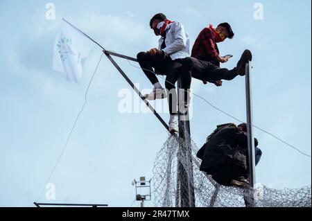 Diyarbakir, Turchia. 21st Mar, 2022. Ragazzi visti su una recinzione durante la celebrazione. La tradizionale cerimonia per l’arrivo del “nuovo anno”, secondo la tradizione persiana, condivisa dal popolo curdo, era stata celebrata a Diyarbakir, nel sud della Turchia. Durante la cerimonia, in vista delle elezioni presidenziali e parlamentari previste per il 14 maggio 2023, hanno partecipato all'evento membri dei partiti pro-curdi HPD, Yesil Sol Party e sostenitori di altri partiti di opposizione. (Foto di Valeria Ferraro/SOPA Images/Sipa USA) Credit: Sipa USA/Alamy Live News Foto Stock