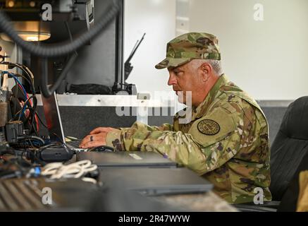 Soldati della Guardia di Stato del South Carolina con il Dipartimento militare del South Carolina, sostenuto Forward Operating base Palmetto con comunicazioni e servizi cellulari di dati per il centro operativo tattico per 59th comando truppa, South Carolina National Guard, per monitorare continuamente lo stato, situazione, E trasmettere a più alto tra gli spazi di battaglia all’interno di “Operation Guardian Spring”, un esercizio sul campo che coinvolgeva più comandi della Guardia Nazionale del South Carolina Army ed agenzie partner a Eastover, South Carolina, 31 marzo 2023. Operation Guardian Spring ha sfidato le unità partecipanti con compiti Foto Stock