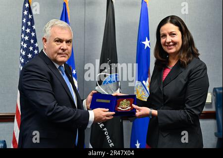 Kristyn Jones, segretario aggiunto dell'aeronautica per la gestione finanziaria e il comptroller, che svolge le funzioni del sottosegretario dell'aeronautica, si presenta con il ministro rumeno della Difesa Angel Tîlvăr dopo un incontro al Pentagono, Arlington, Virginia, 31 marzo 2023. Jones e Tîlvăr hanno discusso l'impegno degli Stati Uniti per il trasferimento di aerei da combattimento F-16 dalla Norvegia e l'importanza della partnership strategica USA-Romania. Foto Stock