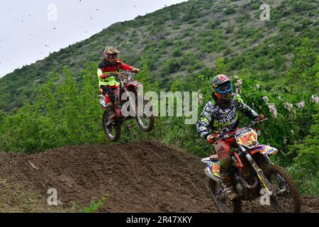 Orman, Macedonia, maggio 14 2023. In caso di pioggia e di pista fangosa, i motociclisti hanno gareggiato in diverse categorie in condizioni difficili. Foto Stock