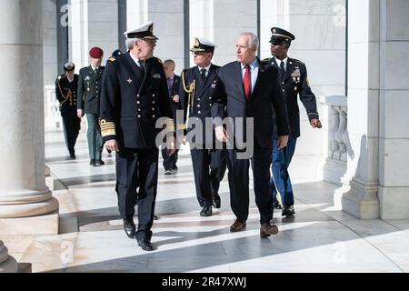 Michel Hofman (a sinistra) e Charles Alexander, Jr. (A destra), sovrintendente, Arlington National Cemetery camminano attraverso il Memorial Amphitheater presso Arlington National Cemetery, Arlington, Virginia, 5 aprile 2023. Hofman era all'ANC per partecipare ad una cerimonia pubblica di posa della corona alla Tomba del Milite Ignoto. Hofman restituì anche tre medaglie belghe di Croix de Guerre, recentemente ribonate, che furono originariamente presentate ai soldati sconosciuti. Foto Stock