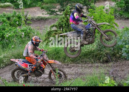 Orman, Macedonia, maggio 14 2023. In caso di pioggia e di pista fangosa, i motociclisti hanno gareggiato in diverse categorie in condizioni difficili. Foto Stock