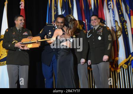 Christopher Sehy, un reclutatore con la Guardia Nazionale dell'esercito dello Utah, abbraccia sua moglie, Crystal, mentre riceve il premio di reclutamento e mantenimento della Guardia Nazionale dell'Armata Noncommissionata ufficiale dell'anno dal maggiore Gen. John Andonie, a sinistra, vicedirettore della Guardia Nazionale dell'Armata, Durante i premi e la conferenza Director's Strength Maintenance Awards a New Orleans, Louisiana, giovedì 23 marzo 2023. La conferenza riunisce i capi della squadra di reclutamento della Guardia Armata e i migliori reclutatori della Guardia Armata per sessioni di formazione e opportunità di networking per affrontare le sfide del reclutamento. Foto Stock