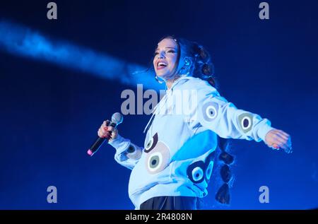 Bitterfeld Wolfen, Germania. 26th maggio, 2023. Nina Chuba suona allo Sputnik SpringBreak. Il festival di musica si svolgerà dalle 26,05 alle 29.05.2023 sulla penisola Pouch, circa 25.000 giovani sono attesi. Credit: Sebastian Willnow/dpa/Alamy Live News Foto Stock