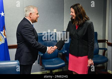 Kristyn Jones, assistente segretario dell'aeronautica per la gestione finanziaria e il comptroller, che svolge le funzioni del sottosegretario dell'aeronautica, saluta il ministro rumeno della difesa Angel Tîlvăr durante un incontro al Pentagono, Arlington, Virginia, 31 marzo 2023. Jones e Tîlvăr hanno discusso l'impegno degli Stati Uniti per il trasferimento di aerei da combattimento F-16 dalla Norvegia e l'importanza della partnership strategica USA-Romania. Foto Stock