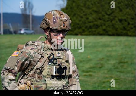 STATI UNITI Personale dell'esercito Sgt. Timothy Chafins, una medica di combattimento con la società del quartier generale, Walter Reed Army Institute of Research, prepara una dimostrazione di assistenza salvavita come parte degli Stati Uniti Evento del Capability Days del comando per la Ricerca e lo sviluppo medico dell'esercito, Fort Detrick, Md., 5 aprile 2023. I membri dell'assistenza del Dipartimento della Difesa si sono Uniti a team di tutti gli Stati Uniti L'impresa di sviluppo medico dell'esercito qui per l'evento per imparare circa il continuum dell'assistenza di incidente di combattimento, dal momento della ferita attraverso l'evacuazione medica aerea. L'evento USAMRDC Capability Days è il culmine di mesi Foto Stock