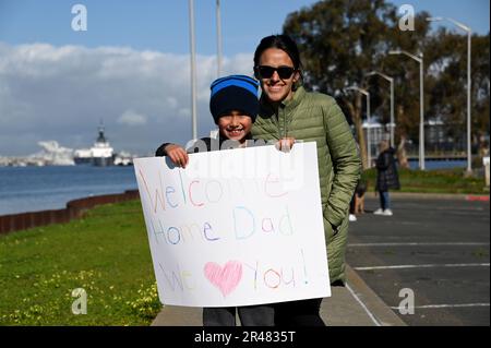 La famiglia e gli amici aspettano di riunirsi con i membri dell'equipaggio della Guardia Costiera Cutter Waesche (WMSL 751) mentre il taglierino torna a casa a base Alameda, California, dopo una pattuglia di 90 giorni della counternarcotics, il 31 marzo 2023. L’equipaggio di Waesche ha interdetto due sospette navi che contrabbancavano droga mentre pattugliavano le acque internazionali dell’Oceano Pacifico orientale, con il conseguente sequestro di circa 881 libbre di cocaina e 9.500 libbre di marijuana. STATI UNITI Foto della Guardia Costiera di Matthew Masaschi, Chief Petty Officer. Foto Stock