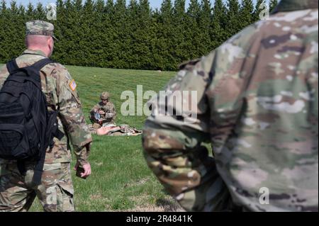 Personale Timothy Chafins, una medica di combattimento con la sede centrale della società, Walter Reed Army Institute of Research, tratta un incidente nozionale durante una dimostrazione di assistenza salvavita come parte degli Stati Uniti Evento del Capability Days del comando per la Ricerca e lo sviluppo medico dell'esercito, Fort Detrick, Md., 5 aprile 2023. I membri dell'assistenza del Dipartimento della Difesa si sono Uniti a team di tutti gli Stati Uniti L'impresa di sviluppo medico dell'esercito qui per l'evento per imparare circa il continuum dell'assistenza di incidente di combattimento, dal momento della ferita attraverso l'evacuazione medica aerea. L'evento USAMRDC Capability Days è il culmin Foto Stock