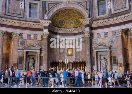 Il Pantheon è un ex tempio romano e, dal 609 d.C., una chiesa cattolica a Roma. Foto Stock