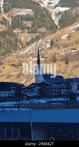 La chiesa in un piccolo paese di montagna. Rauris, Austria. Foto Stock