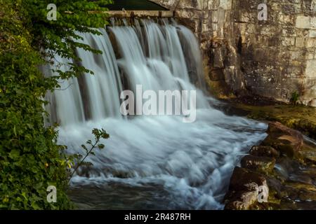 Una cascata artificiale alle cascate del Reno Foto Stock