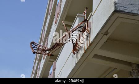 Le rovine conservate della Sendai Arahama Elementary School si trovano come memoriale del grande terremoto e tsunami del Giappone orientale nel 2011 con ringhiere piegate Foto Stock