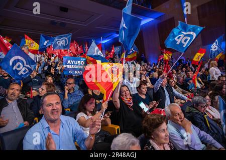 Madrid, Spagna. 26th maggio, 2023. Le persone che gridano slogan e sventolano bandiere sono viste durante il rally di chiusura della campagna elettorale del Partito popolare (PP), in vista delle elezioni regionali che si svolgeranno domenica prossima, il 28 maggio. Credit: Marcos del Mazo/Alamy Live News Foto Stock