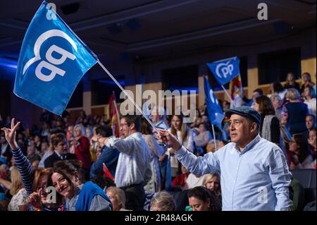 Madrid, Spagna. 26th maggio, 2023. Un uomo che sventola una bandiera è visto durante il rally di chiusura della campagna elettorale del Partito popolare (PP), in vista delle elezioni regionali che si svolgeranno domenica prossima, il 28 maggio. Credit: Marcos del Mazo/Alamy Live News Foto Stock