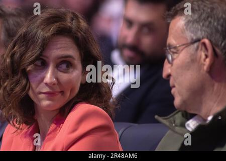 Il leader del Partito popolare Alberto Nuñez Feijoo (R) e il presidente della Comunità di Madrid e candidato alla rielezione, Isabel Diaz Ayuso (L), si sono visti durante il rally di chiusura della campagna elettorale del Partito popolare (PP), in vista delle elezioni regionali che si svolgeranno domenica prossima, il 28 maggio. Foto Stock