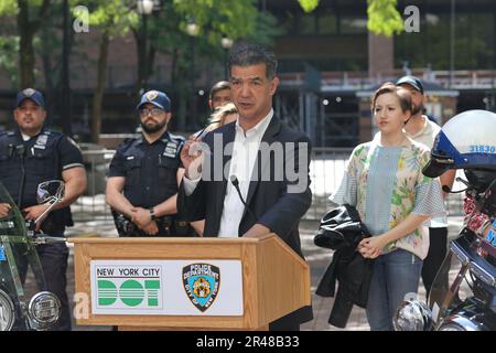 One Police Plaza, New York, USA, 26 maggio 2023 - New York City Department of Transportation (NYC DOT), New York City Police Department (NYPD), E la NYC Taxi and Limousine Commission (TLC) si trovava oggi fuori da una piazza della polizia per annunciare importanti iniziative per ridurre la velocità e la guida ubriaca prima del fine settimana del Memorial Day a New York. Foto: Luiz Rampelotto/EuropaNewswire Credit: dpa picture Alliance/Alamy Live News Foto Stock