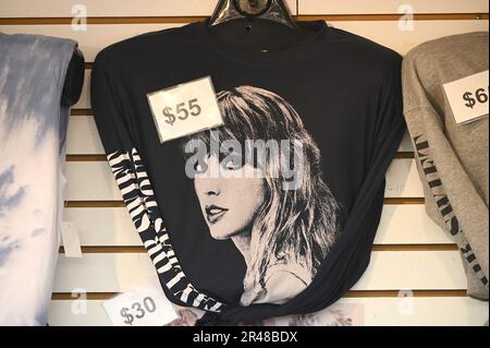 East Rutherford, Stati Uniti. 26th maggio, 2023. Il venditore di merchandise si è costituito prima dell'inizio di un concerto di Taylor Swift al MetLife Stadium, East Rutherford, NJ, 26 maggio 2023. (Foto di Anthony Behar/Sipa USA) Credit: Sipa USA/Alamy Live News Foto Stock