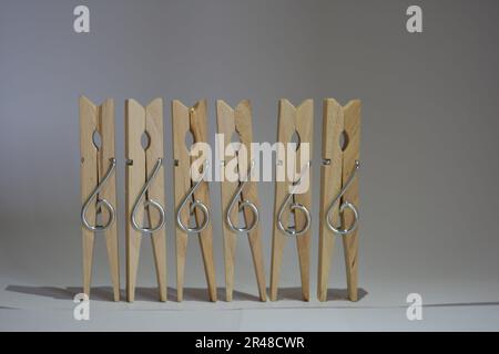 Un certo numero di clothespins su uno sfondo grigio Foto Stock