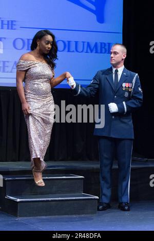 US Air Force Honor Guardsman assiste in Miss District of Columbia 2015 Pageant 150614 Foto Stock