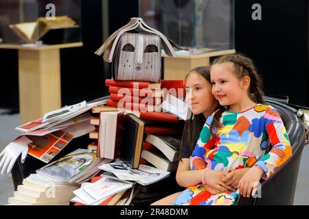 Bucarest, Romania. 26th maggio, 2023. I bambini posano per le fotografie al Bookfest, una fiera internazionale del libro, a Bucarest, Romania, il 26 maggio 2023. Oltre 200 espositori provenienti dalla Romania e dall'estero, che hanno presentato più di un milione di libri, hanno partecipato al Bookfest. Credit: Cristian Cristel/Xinhua/Alamy Live News Foto Stock