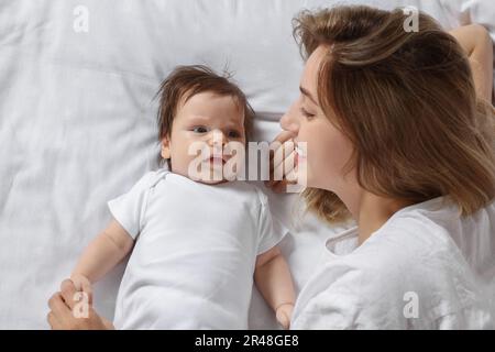 Mamma che piange a letto, vista dall'alto Foto Stock