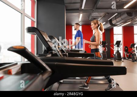 Bella coppia di allenamento su tapis roulant in palestra Foto Stock