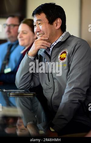 Il Sen. David min, che rappresenta il 37th° distretto statale del senato della California, si riunisce con il personale militare, il 20 gennaio 2023, durante una tournée nella Joint Forces Training base, Los Alamitos, California. Durante la visita, min e il suo staff hanno appreso informazioni sulla Guardia Nazionale della California, l'installazione, i suoi inquilini e le sue missioni, e hanno attraversato il dormitorio e la scuola della Sunburst Youth Challenge Academy mentre imparavano a conoscere il programma di recupero crediti delle scuole superiori. Min e il suo team hanno visitato anche un USA Progetto di resilienza energetica dell'esercito in fase di costruzione sulla base. Foto Stock