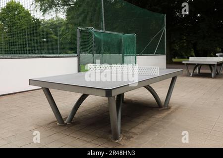 Tavoli da ping pong in metallo nel parco cittadino Foto Stock