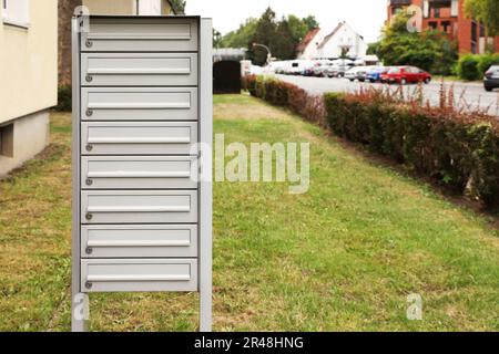 Cassette di metallo per lettere vicino all'edificio degli appartamenti all'aperto. Spazio per il testo Foto Stock
