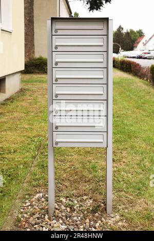 Cassette di metallo per lettere vicino all'edificio degli appartamenti all'aperto Foto Stock