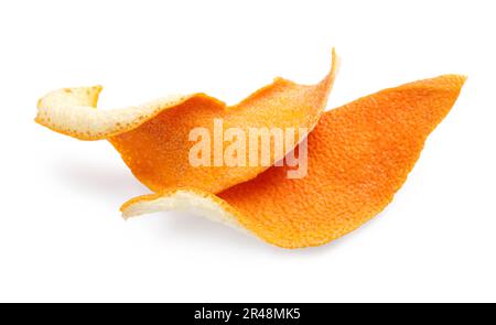 Bucce di frutta secca all'arancia su fondo bianco Foto Stock