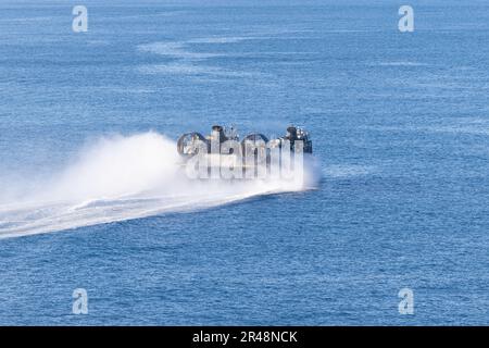 NEGLI STATI UNITI Navy Landing Craft Air-ammortizzato, assegnato alla Marine Expeditionary Unit (MEU) 26th, si prepara a bordo della nave da assalto anfibio Wasp-Class USS Bataan (LHD 5) mentre è in corso durante l'addestramento integrato Anfibio Squadron/MEU (PMINT), 23 gennaio 2023. PMINT è il primo periodo in mare nella fase intermedia del programma di formazione pre-implementazione dell’MEU; mira ad aumentare l’interoperabilità e a costruire relazioni tra Marines e marinai. Foto Stock