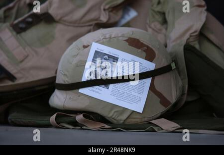 US Navy Una scheda di preghiera data ai Marines of Task Force India dalla Brigata Expeditionary Marina del 4th anti-terrorismo (4th MEB AT) Foto Stock