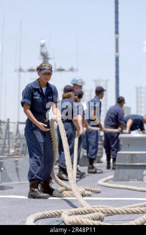 US Navy Line handlers a bordo di USS Hopper Foto Stock