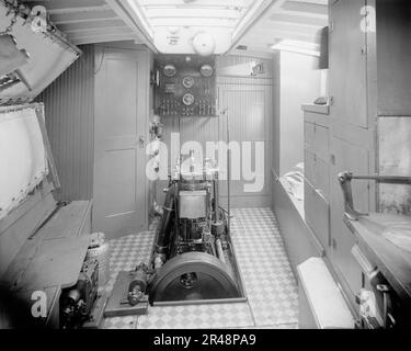 Yacht Althea, sala macchine, tra le 1907 e le 1915. Motore prodotto da Standard Motor Construction Company; Witherbee Igniter Co. Compone in ampere e volt. Foto Stock