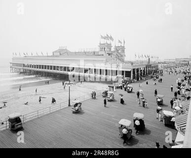 Steeplechase Pier and Boardwalk, Atlantic City, N.J., c.between 1910 e 1920. Foto Stock