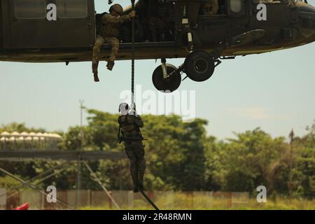 Guatemalteca Special Forces corda veloce da un UH60 Blackhawk per l'addestramento DELLE PATATINE FRITTE durante CENTAM Guardian 23 a San Jose, Guatemala il 21 marzo 2023. CG23 è un esercizio annuale congiunto, interagenzia e multinazionale di costruzione di partnership guidato dall'Esercito, progettato per costruire capacità, capacità e interoperabilità con le nazioni partner dell'America Centrale. Foto Stock