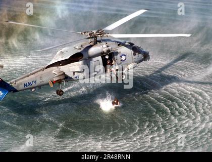 US Navy A Search and Rescue (SAR) il nuotatore si prepara a saltare da un elicottero SH-60B ''Seahawk'' Foto Stock