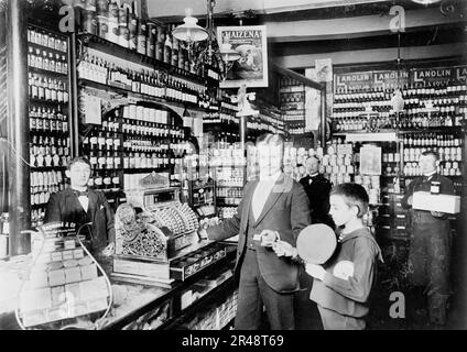 Negozio di alimentari non identificato, probabilmente in Germania, tra il 1900 e il 1910. Foto Stock