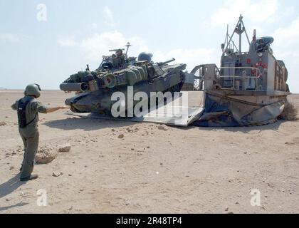 US Navy An Land Craft Air Cushion (LCAC) assegnato all'unità di artigianato d'assalto 4 (ACU 4) scarica un serbatoio Abrams M1-A1 Foto Stock