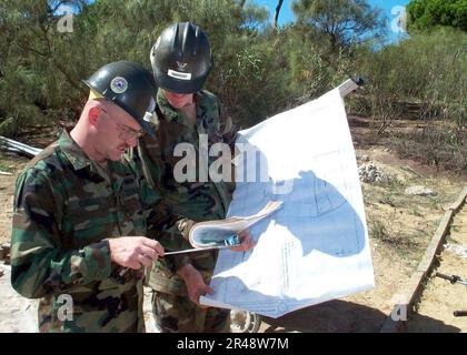 US Navy Builder 1st Class (a sinistra) esamina le specifiche con Builder 3rd Class Foto Stock