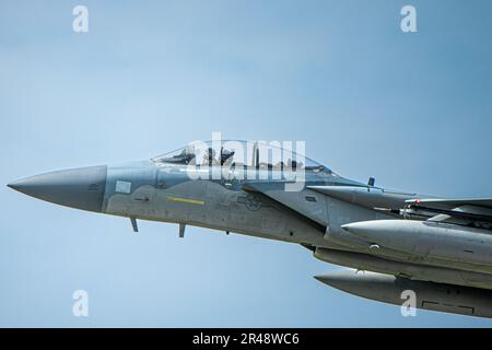 STATI UNITI Air Force Brig. Il generale David Eaglin, a sinistra, comandante della 18th Wing, e il capo maestro Sgt. Ronnie Woods, capo del comando della 18th Wing, decollare in una F-15D Eagle assegnata al 44th Fighter Squadron alla base aerea di Kadena, Giappone, 21 marzo 2023. In onore del suo tempo a Kadena, Woods ha sperimentato una formazione di prima mano che consente ad Airmen di mantenere lo status di Kadena come Keystone del Pacifico. Foto Stock