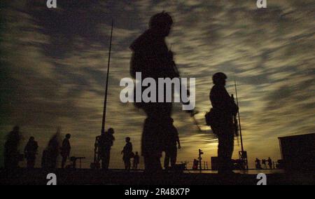 US Navy U.S.A. I Marines osservano il ponte principale a bordo della USS Mount Whitney Foto Stock