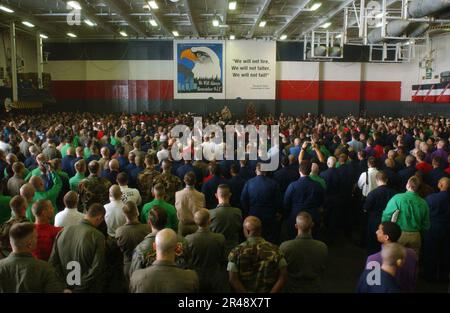 La compagnia Navy Ships statunitense e i marinai e i marines assegnati alla Carrier Air Wing Two (CVW-2) si riuniscono nella baia hangar della nave per incontrare il Gen. Richard B. Myers Foto Stock